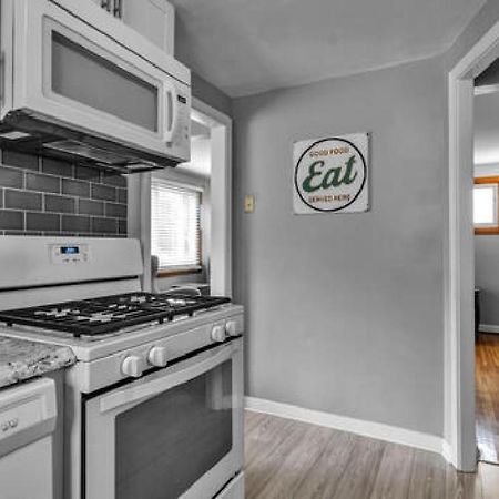Gorgeous 2 Queen Bedroom Lower Apartment In North Buffalo With Free Driveway Parking Eksteriør bilde