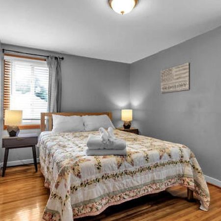 Gorgeous 2 Queen Bedroom Lower Apartment In North Buffalo With Free Driveway Parking Eksteriør bilde