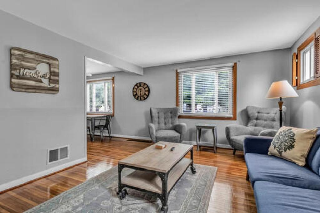 Gorgeous 2 Queen Bedroom Lower Apartment In North Buffalo With Free Driveway Parking Eksteriør bilde