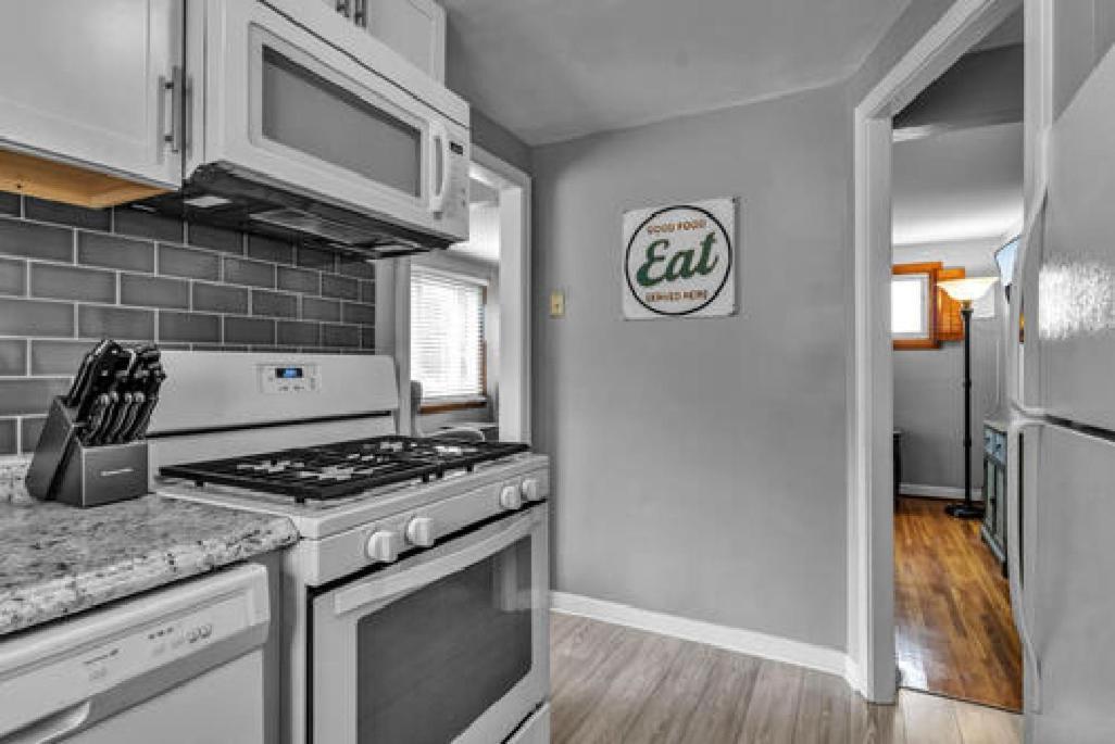 Gorgeous 2 Queen Bedroom Lower Apartment In North Buffalo With Free Driveway Parking Eksteriør bilde