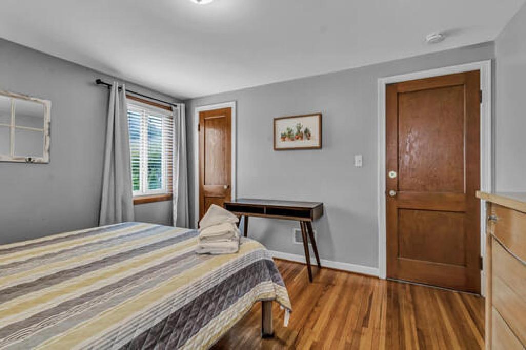 Gorgeous 2 Queen Bedroom Lower Apartment In North Buffalo With Free Driveway Parking Eksteriør bilde