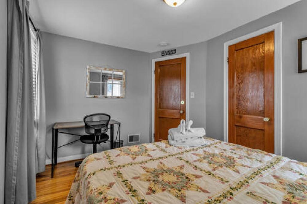 Gorgeous 2 Queen Bedroom Lower Apartment In North Buffalo With Free Driveway Parking Eksteriør bilde