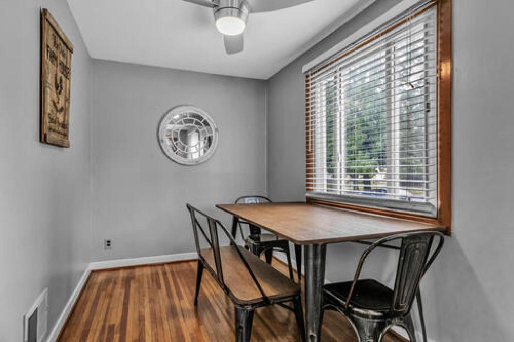 Gorgeous 2 Queen Bedroom Lower Apartment In North Buffalo With Free Driveway Parking Eksteriør bilde