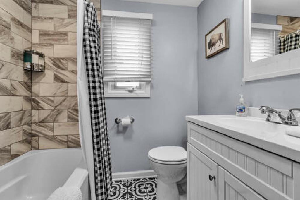 Gorgeous 2 Queen Bedroom Lower Apartment In North Buffalo With Free Driveway Parking Eksteriør bilde