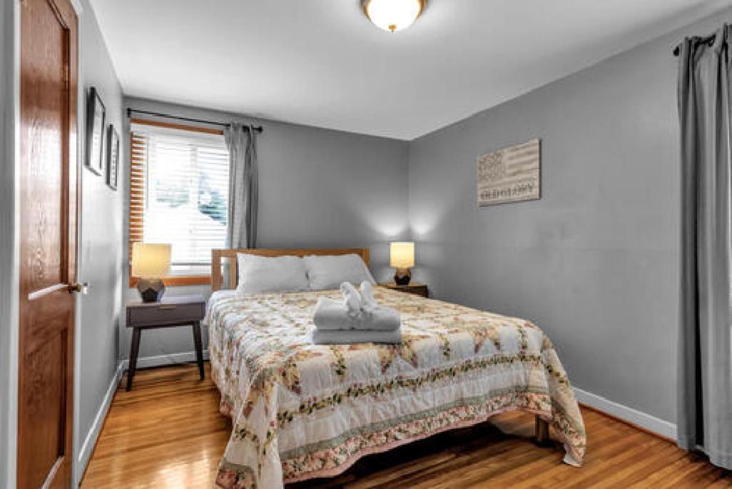 Gorgeous 2 Queen Bedroom Lower Apartment In North Buffalo With Free Driveway Parking Eksteriør bilde