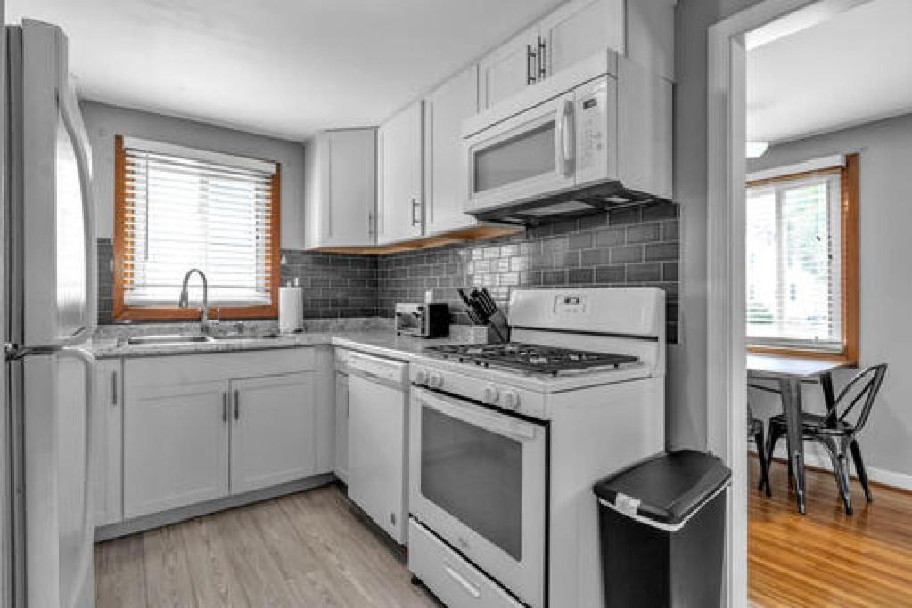 Gorgeous 2 Queen Bedroom Lower Apartment In North Buffalo With Free Driveway Parking Eksteriør bilde