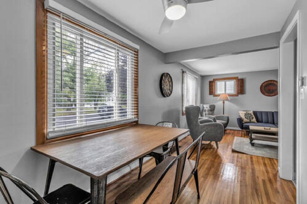 Gorgeous 2 Queen Bedroom Lower Apartment In North Buffalo With Free Driveway Parking Eksteriør bilde