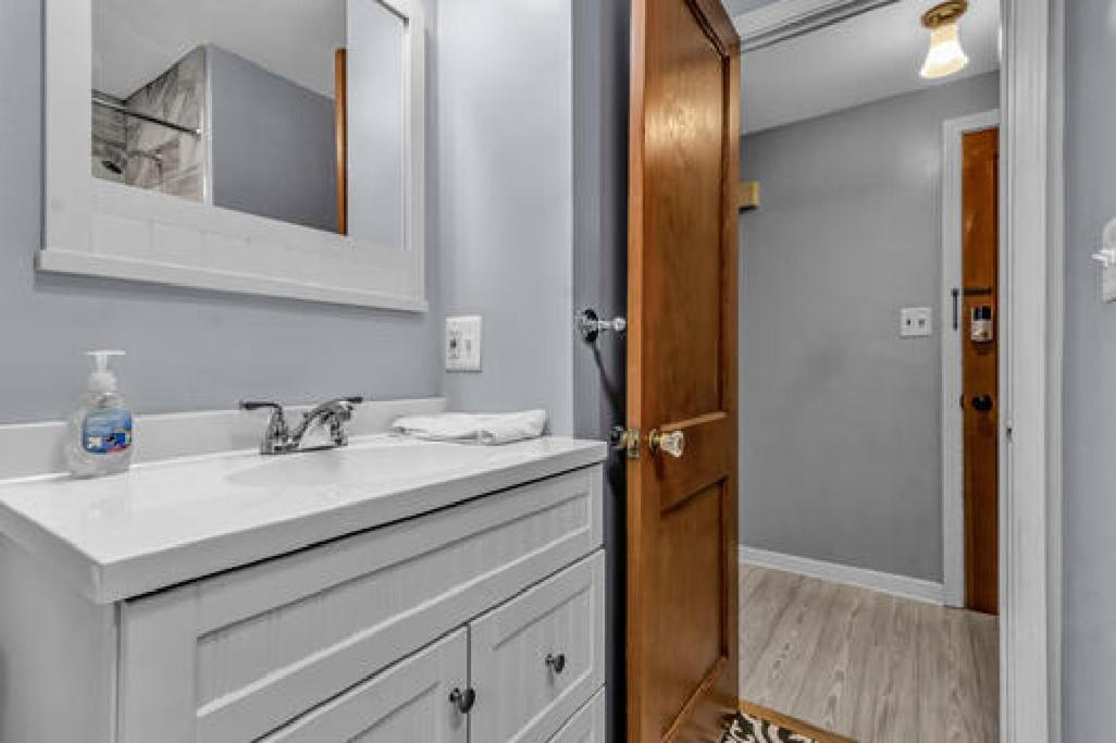 Gorgeous 2 Queen Bedroom Lower Apartment In North Buffalo With Free Driveway Parking Eksteriør bilde
