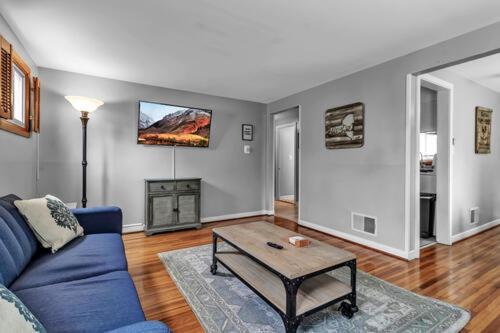Gorgeous 2 Queen Bedroom Lower Apartment In North Buffalo With Free Driveway Parking Eksteriør bilde